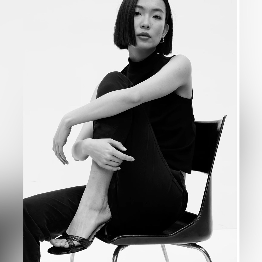 Women's Black Cropped Ankle Pants — Sleek Slim Fit